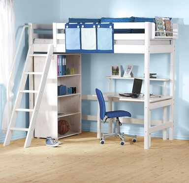 Hochbett mit unterbautem Schreibtisch und Textil-Utensilo in blau.
