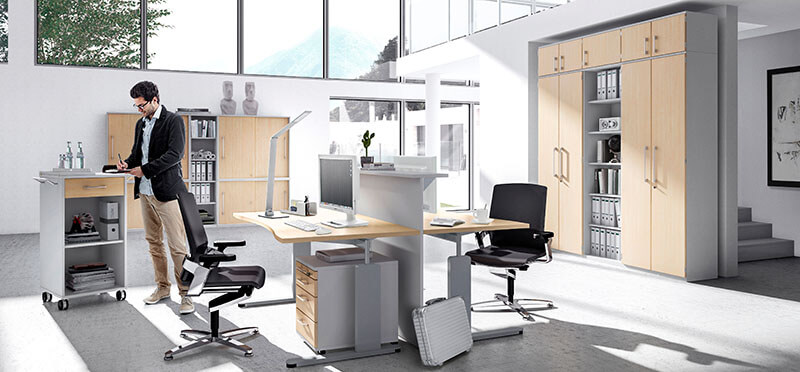 Großräumiges Büro mit hellen Möbeln