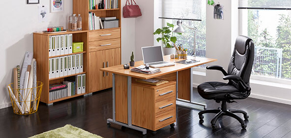 Büro mit Schreibtisch und Schank in Holz