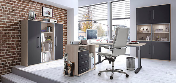 Büro mit dunklen Möbeln aus Holz