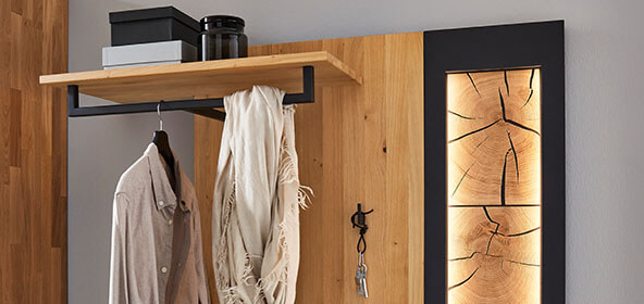 Detailansicht einer Garderobe aus Holz