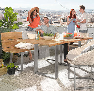 Freunde treffen sich zum Essen auf einer Dachterrasse