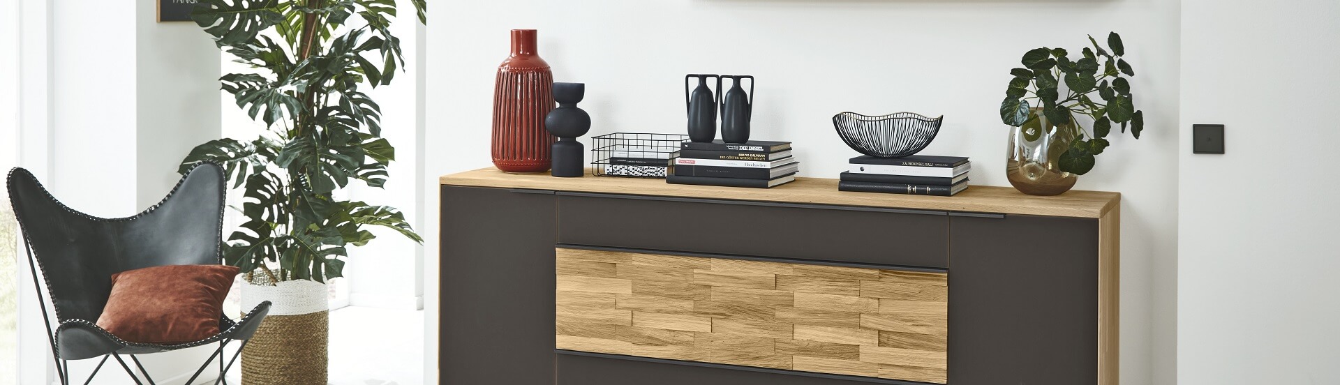 Sideboard in Wildeiche mit Akzenten in Mattglas Cubanit.