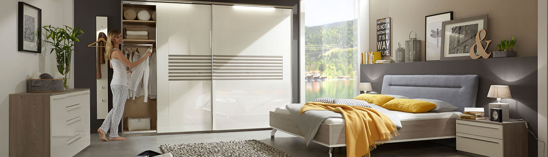 Möbel GUNST - Wohnwelten - Schlafzimmer
Headerbild mit einem großzügigen Kleiderscharnk mit schiebetüren