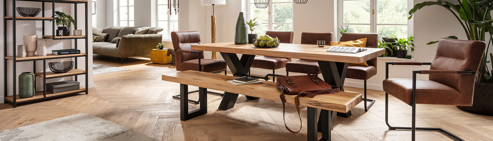 Möbel GUNST - Bänke: Eckbank aus schwarzem Leder mit Holzgestell, dazu Tisch und drei Stühle mit Lederbezug.