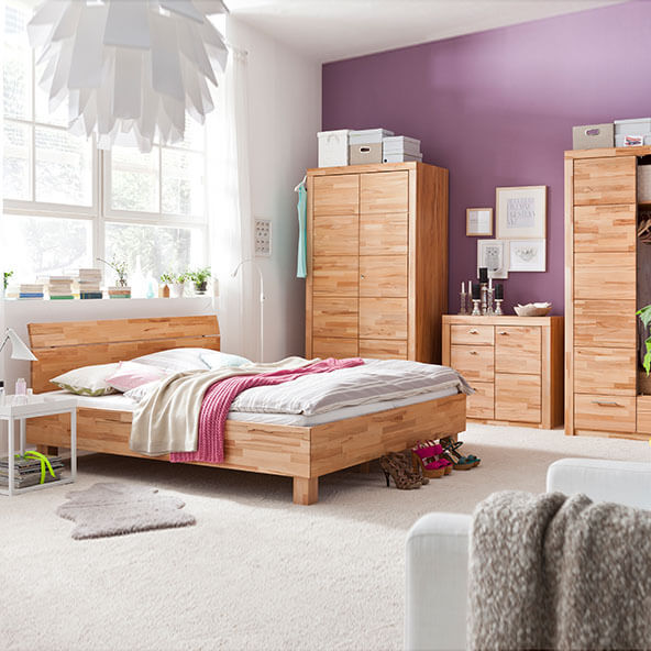 Helles Schlafzimmer mit naturholzfarbenen Möbeln