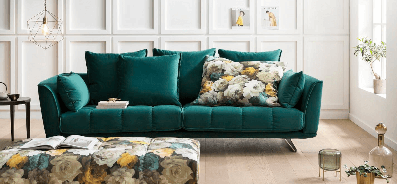Möbel GUNST - Sofas & Couchen: Grünes Samtsofa im modernen Factory Style mit Kissen im Blumenmuster 