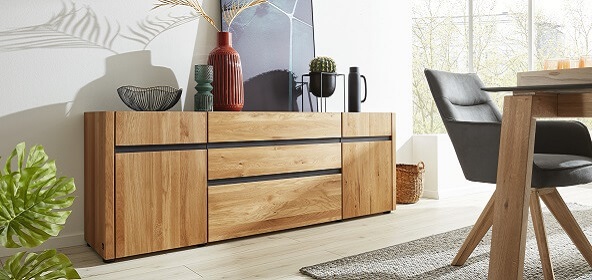 Geradliniges Sideboard in massiver Wildeiche mit eingearbeiteter, verdeckter Griffleiste.