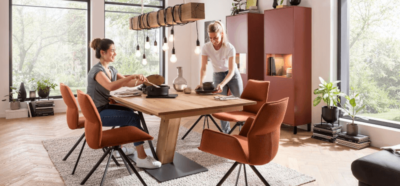 Möbel GUNST: Moderner Holz-Esstisch für ein Abendessen mit Freunden