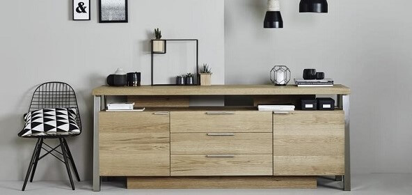 Sideboard in Holz-Nachbildung mit verchromtem Seitengestell.