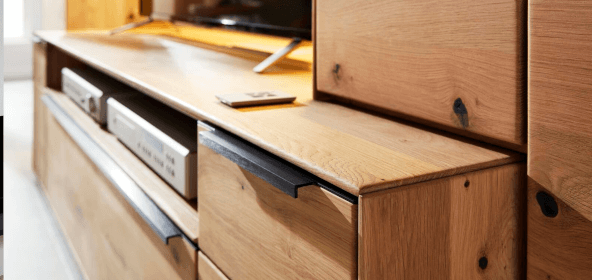 Nahaufnahme eines Sideboards aus Holz mit sehr hochwertiger Verarbeitung