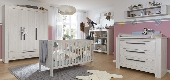 Möbel GUNST: Babyzimmer im Scandic-Look aus hellem Holz, bei dem die Struktur sichtbar ist.