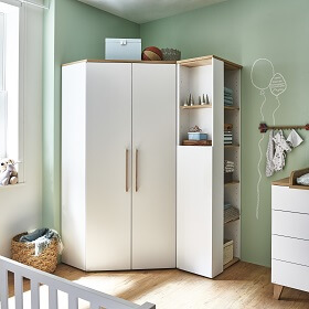 Babyzimmer-Eckschrank geschlossen, an der rechten Seite schließt sich ein Regal an, das von zwei Seiten zugänglich ist.