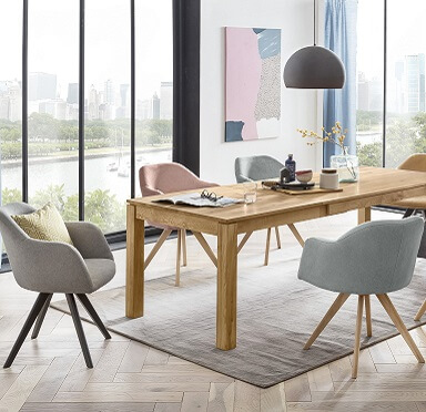 Möbel GUNST: Moderner Esstisch mit vier Eckfüßen und dazu passenden Polsterstühlen mit komfortabler Sitzschale.