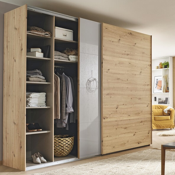 Möbel GUNST - Wohnwelten - Schlafzimmer
geöffneter Kleiderschrank mit Schiebetüren in Naturholz und Hellgrau