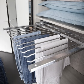 Möbel GUNST- Wohnwelten - Schlafzimmer
Praktisches Accessoier - Ausziehbarer Hosenhalter für knitterfreies Aufbewahren.