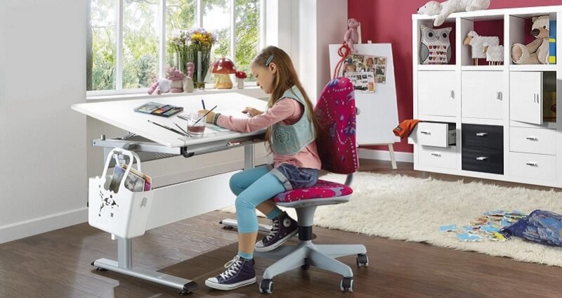Möbel GUNST - Lernmöbel für Kinder: Mädchen sitzt Schreibtischstuhl am Schreibtisch.