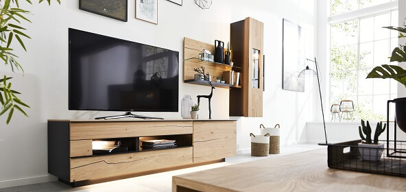 Lowboard, Hängevitrine und Wandboard ergänzen sich zu einer luftigen Wohnzimmer-Einrichtung.