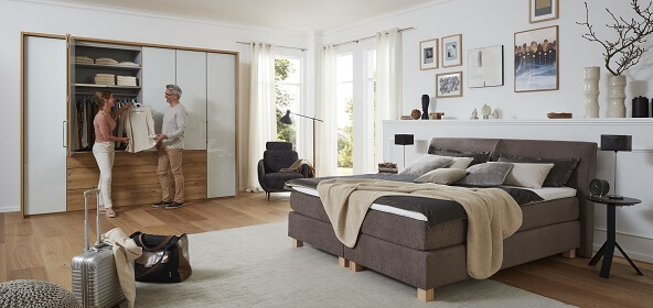 Möbel GUNST- Wohnwelten - Schlafzimmer
Kleiderscrhrank mit integrierten Schubladen in Holz und weißen Türen. 