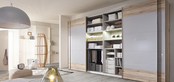 Möbel GUNST- Wohnwelten - Schlafzimmer
Großer kleiderschrank mit drei breiten schiebetüren - viel Platz für lieblingsklamotten