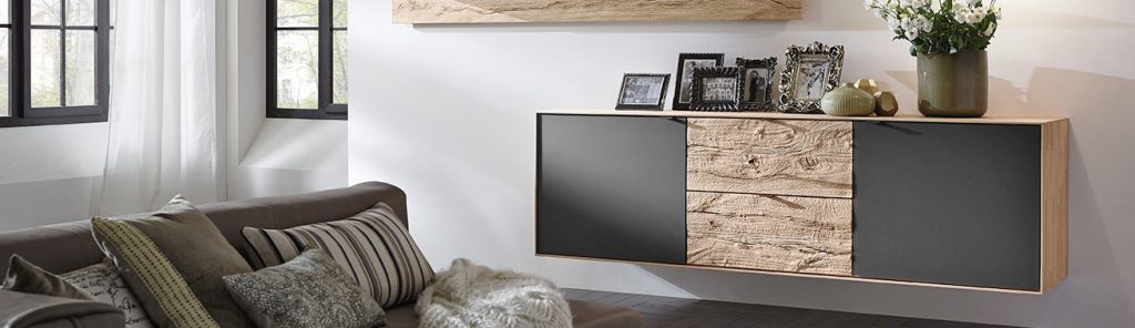 Hängendes Sideboard aus angerautem Massivholz mit zwei mattschwarzen Türen.