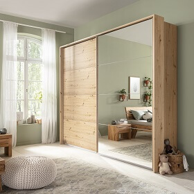 Möbel GUNST- Wohnwelten - Schlafzimmer
Kleiderschrank mit wei großen Schiebetüren; eine der Türen ist ein großer Spiegel,. hier kann ein Outfit im ganzen betrachtet werden. 