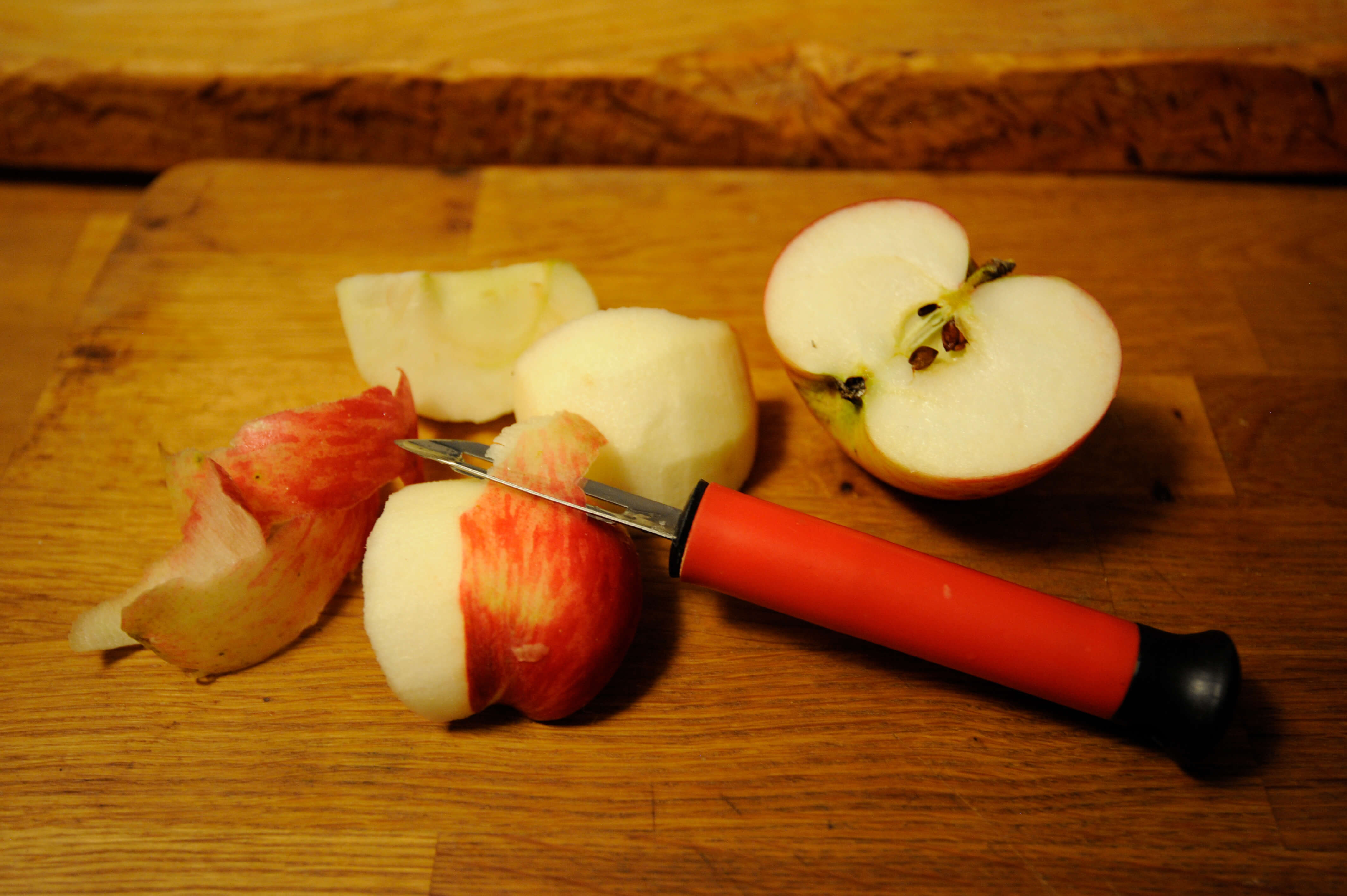 GUNST Blog - Rezepttipp Apfelbrot: Ein Apfel geschält und in Schnitze geschnitten.