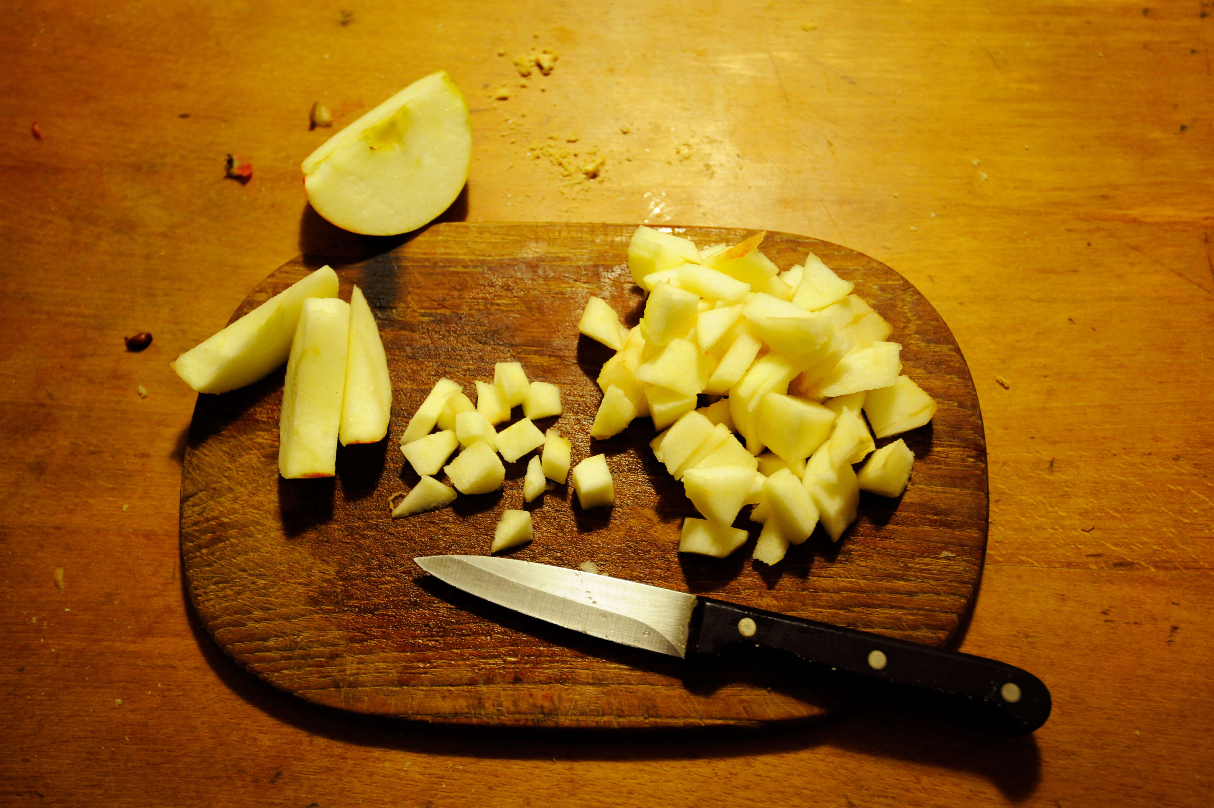 Apfelschnitze geschält und in Würfel geschnitten.