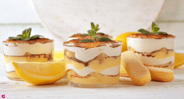 Zitronen Tiramisu Dessert in Gläsern und Minze dekoriert