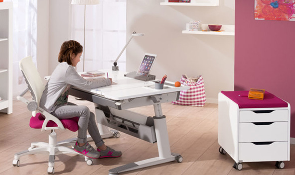 GUNST-Blog Schreibtischstühle - Das Bild zeigt einen Kinder-Schreibtisch mit ergnonomischem Kinder-Schreibtischstuhl und passendem Rollcontainer.