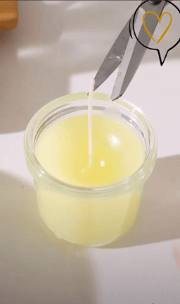 DIY Citronella Kerzen - Schritt 4: Docht auf die gewünschte Länge kürzen.
