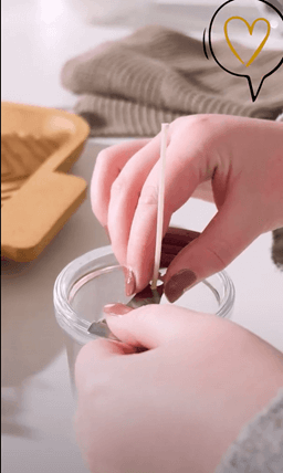 DIY Citronella Kerzen - Schritt 2: Kerzendocht am Glasboden befestigen.