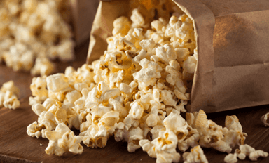 popcorn in einer braunen Papiertasche - umgekippt; Nachaufnahme