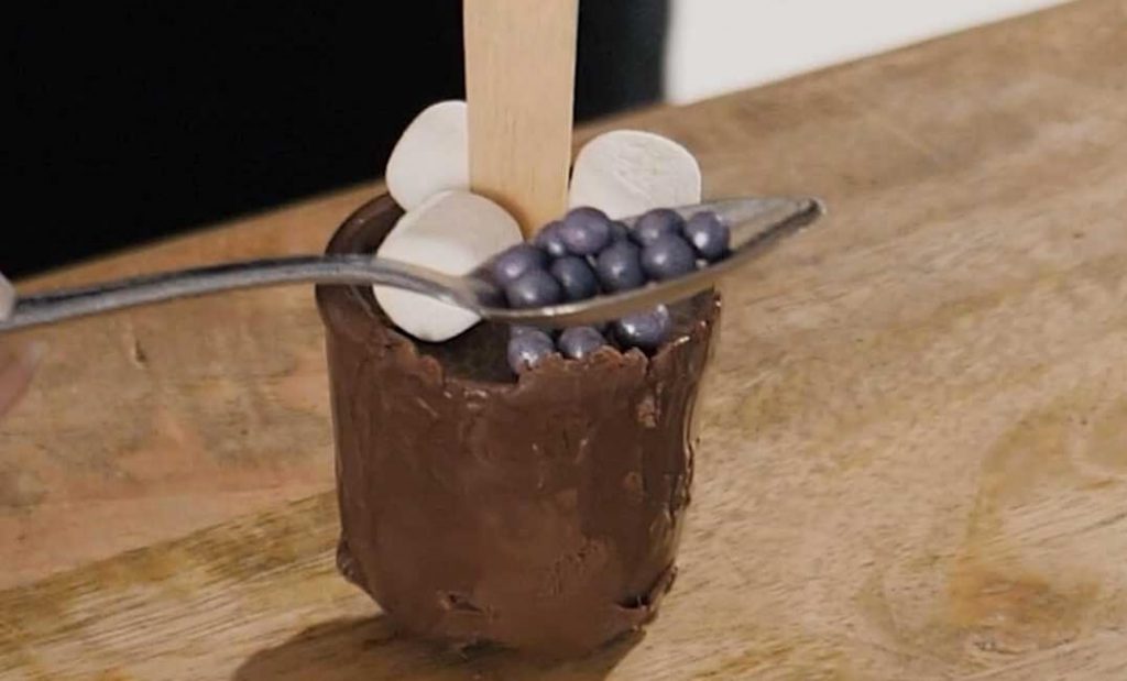 Schokolade am Stil mit Zuckerperlen und Mini-Marshmellow