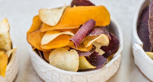 Selbstgemachte Gemüsechips aus Rote Bete, Süßkartoffel und weiteren Sorten in einer Schüssel