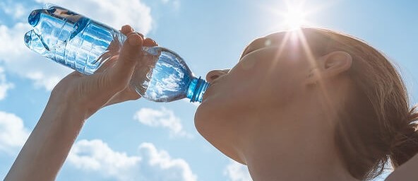 Tipp gegen Sommerhitze: Viel Wasser trinken.