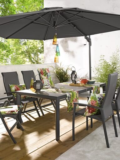 Sommer Terrase mit Gartenmöbeln
