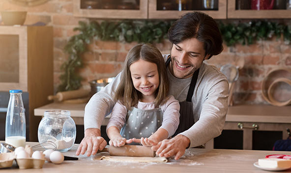 Der GUNST Blog - Rezepttipp: Moodbild - ein Vater backt mit seiner Tochter - die beiden rollen gemeinsam Teig aus.