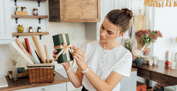 Weihnachtsgeschenke verpacken