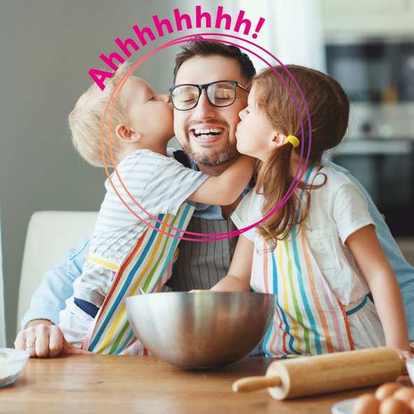 Vater wird von seinen Kindern geküsst