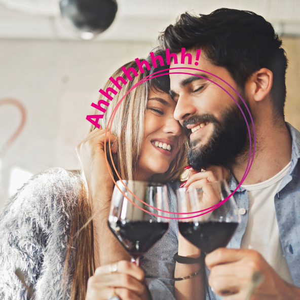 Mann und Frau trinken Wein