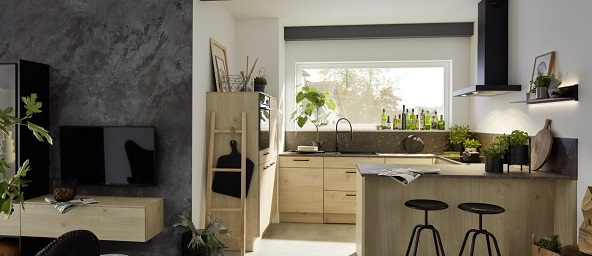 Kompakte Küche in G-Form in einer Nische mit Tresen und ohne Oberschränke.