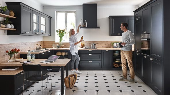 Großes G-Küche in Schwarz in moderenem Landhausstil.