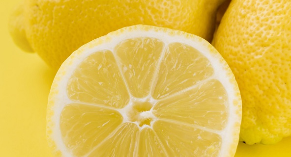 Bahaufnahme einer aufgeschnittenen Zitrone.