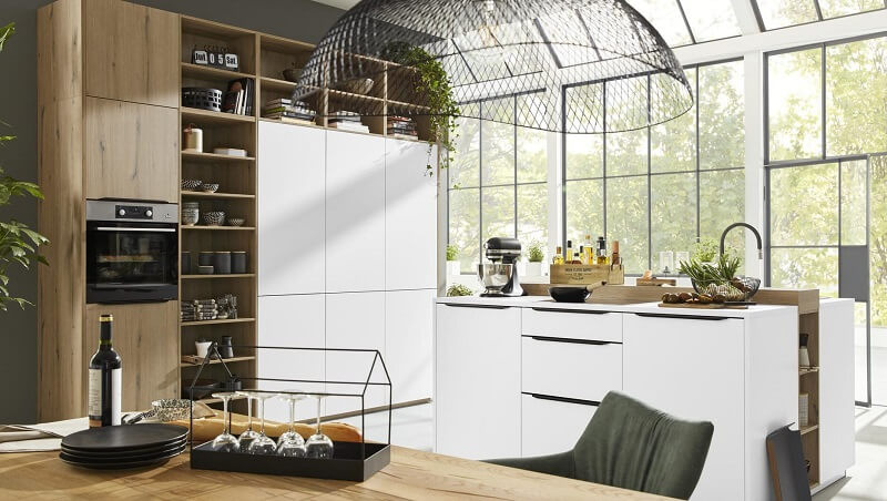 GUNST-Ratgeber Küchenstil: Diese moderen Küche kombiniert Holz-Elemente mit weißen Froten und einer eleganten Kpchinsel.