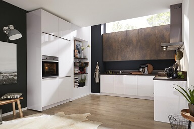 GUNST-Ratgeber Küchenstil:  Stilvoll kombiniert ist diese Küche aus weißen Hochschrankelementen und Oberschränken in Rost-Oprik.