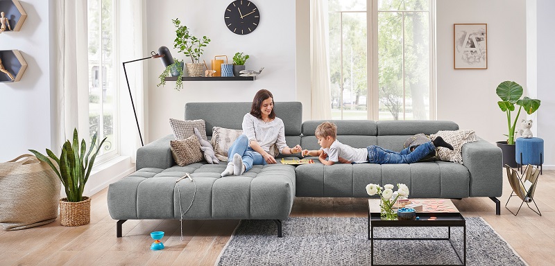 GUNST-Polster-Express-Tage: Ecksofa mit markanter Steppung in hellgrau (Stoffgezug) mit verstellbaren Kopfstützen und überbreitem Canapé.