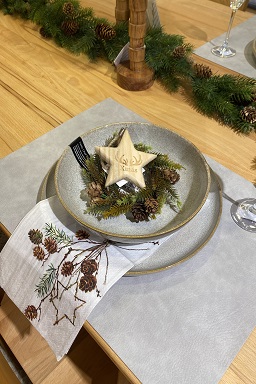 Gestaltungsvorschlag für einen weihnachtlich gedeckten Tisch mit Naturmaterialien.