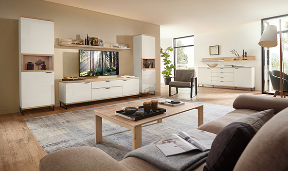 Gemütliche Wohnzimmer-Einrichtung mit hellen Wohnmöbeln - Potenzial fürs Energiesparen gibt's viel.