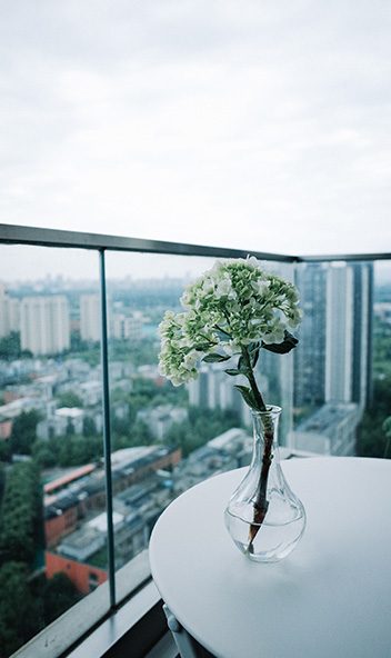 Vase auf einem Tisch auf einem Balkon